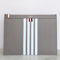 [홍콩명품.THOME BROWNE] 톰브라운 23SS 4바 클러치 백 (라지-그레이), BGM1374, TBB, 홍콩명품가방,손목가방,크로스백,핸드백,구매대행,무브타임