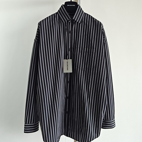 [홍콩명품.BALENCIAGA] 발렌시아가 25SS 로고 프린트 스트라이프 남방 셔츠 (블랙), BM19509, JU, 홍콩명품의류,구매대행,온라인명품