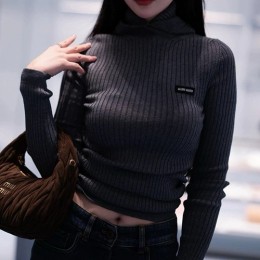 [홍콩명품,MIU MIU] 미우미우 25SS 로고 여성 니트 후드 티셔츠 (그레이), BM19578, 13C, 홍콩명품의류,구매대행,온라인명품