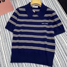 [홍콩명품,MIU MIU] 미우미우 25SS 로고 여성 스트라이프 카라 폴로 반팔 티셔츠 (블루), BM19724, TBG, 홍콩명품의류,구매대행,온라인명품