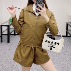 [홍콩명품,PRADA] 프라다 25SS 삼각로고 여성 후드 바람막이 자켓 + 미니 쇼츠 반바지 상하의 세트 (카라멜), BM19728, TBG, 홍콩명품의류,구매대행,온라인명품