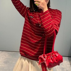 [홍콩명품,MIU MIU] 미우미우 25SS 로고 스트라이프 긴팔 티셔츠 (레드), BM19737, TBG, 홍콩명품의류,구매대행,온라인명품