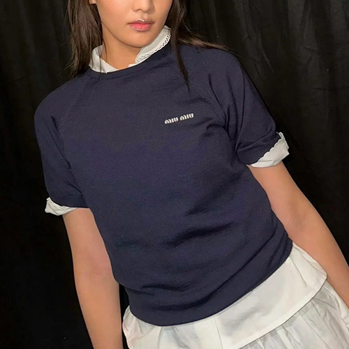 [홍콩명품,MIU MIU] 미우미우 25SS 로고 여성 니트 반팔 티셔츠 (네이비), BM19831, 13C, 홍콩명품의류,구매대행,온라인명품