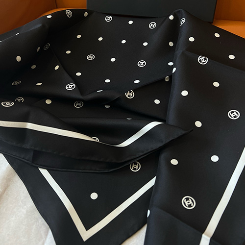 [홍콩명품.CHANEL] 샤넬 25SS 로고 패턴 90-90 실크 스카프 머플러 (블랙), ET2977, JX, 홍콩명품의류,구매대행,온라인명품
