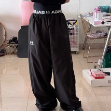 [홍콩명품.BALENCIAGA] 발렌시아가 25SS 로고 언더아머 콜로보 오버핏 조거 팬츠 바지 (블랙), BM20532, JL, 홍콩명품의류,구매대행,온라인명품