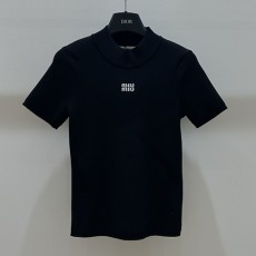 [홍콩명품,MIU MIU] 미우미우 25SS 로고 여성 니트 반팔 티셔츠 (블랙), BM20596, GBG, 홍콩명품의류,구매대행,온라인명품