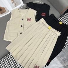 [홍콩명품,MIU MIU] 미우미우 25SS 로고 자수 여성 V넥 조끼 베스트 + 미디 스커트 상하의 세트 (2컬러), BM20598, GBG, 홍콩명품의류,구매대행,온라인명품