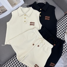 [홍콩명품,MIU MIU] 미우미우 25SS 로고 여성 슬리브리스 카라 티셔츠 + 미니 쇼츠 반바지 상하의 세트 (2컬러), BM20601, GBG, 홍콩명품의류,구매대행,온라인명품