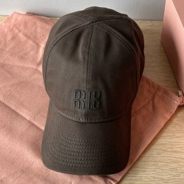 [홍콩명품,MIU MIU] 미우미우 25SS 로고 자수 볼캡 모자 (브라운), CA0326, 홍콩명품쇼핑몰,인터넷명품,온라인명품사이트,남자명품,해외직구