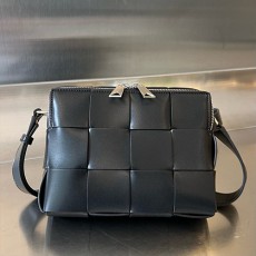 [홍콩명품.BOTTEGA VENETA] 보테가베네타 25SS 로고 블랙 카세트 카메라백 730027 VB1K0 TP840276381, BGM4733, BDA, 홍콩명품가방,명품쇼핑몰,크로스백,핸드백,구매대행
