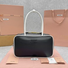 [홍콩명품, MiuMiu] 미우미우 25SS 로고 Beau 핸드백 (블랙), BGM4772, BDA, 홍콩명품가방,명품쇼핑몰,크로스백,핸드백,구매대행