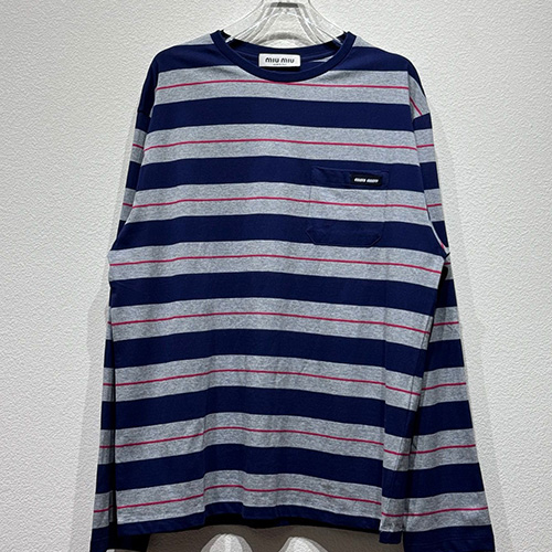 [홍콩명품,MIU MIU] 미우미우 25SS 로고 여성 스트라이프 긴팔 티셔츠 (네이비-그레이), BM20766, KB, 홍콩명품의류,구매대행,온라인명품