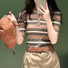 [홍콩명품,PRADA] 프라다 25SS 로고 여성 스트라이프 니트 카라 반팔 티셔츠 (브라운), BM20779, TBG, 홍콩명품의류,구매대행,온라인명품