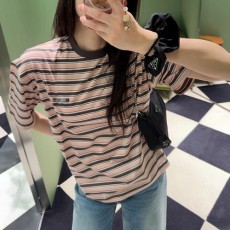 [홍콩명품,PRADA] 프라다 25SS 로고 여성 스트라이프 반팔 티셔츠 (브라운-핑크), BM20786, TBG, 홍콩명품의류,구매대행,온라인명품