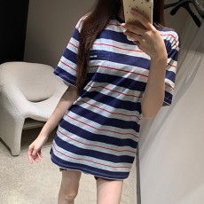 [홍콩명품,MIU MIU] 미우미우 25SS 로고 여성 스트라이프 반팔 티셔츠 (그레이-네이비), BM20787, TBG, 홍콩명품의류,구매대행,온라인명품