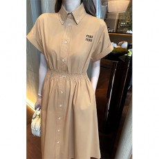 [홍콩명품,MIU MIU] 미우미우 25SS 로고 여성 반팔 셔츠 원피스 (카라멜), BM20870, TBG, 홍콩명품의류,구매대행,온라인명품