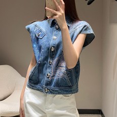 [홍콩명품.CHANEL] 샤넬 25SS 로고 여성 스터드 장식 슬리브리스 데님 자켓, BM21118, TBG, 홍콩명품의류,구매대행,온라인명품