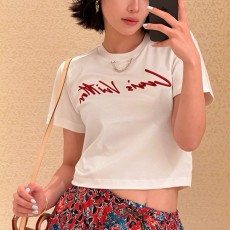 [홍콩명품.LOUIS VUITTON] 루이비통 25SS 로고 자수 여성 쇼트 반팔 티셔츠 (2컬러), BM21124, TBG, 홍콩명품의류,구매대행,온라인명품