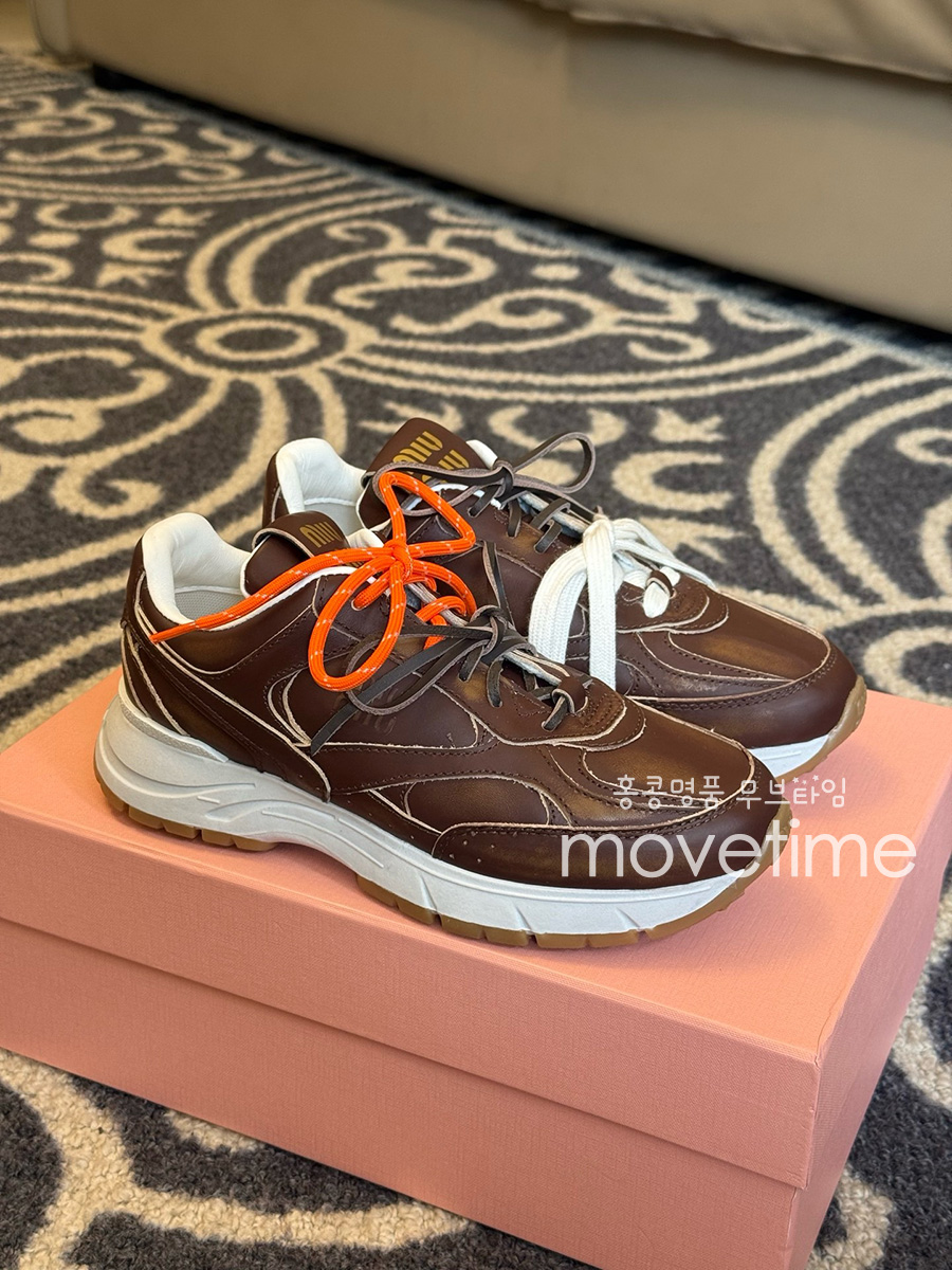 [홍콩명품,MIU MIU] 미우미우 25SS 로고 여성 뉴발란스 콜라보 레더 가죽 스니커즈 운동화 (브라운), SE5297, GHS, 명품스니커즈,운동화,구두,로퍼,하이탑,신발