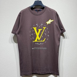 [홍콩명품.LOUIS VUITTON] 루이비통 25SS 로고 그래픽 프린트 반팔 티셔츠 (브라운), BM21299, CR3, 명품레플리카,미러급,온라인쇼핑몰사이트