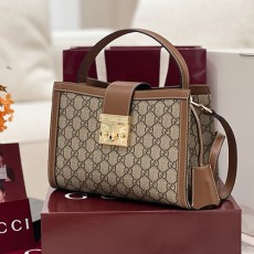 [홍콩명품.Gucci] 구찌 25SS 로고 패드록 미디엄 탑 핸들 핸드백 베이지 브라운 GG 패브릭 838992, BGM5043, GU2, 홍콩명품가방,명품쇼핑몰,크로스백,핸드백,구매대행