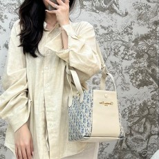 [홍콩명품,Christian Dior] 디올 25SS 로고 이펙트 샴브레이 & 라이트 비스킷 스무스 송아지 가죽 M2840UDFD, BGM5120, BDA, 홍콩명품가방,명품쇼핑몰,크로스백,핸드백,구매대행