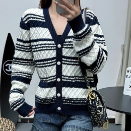 [가격문의][홍콩명품,Christian Dior] 디올 25SS 로고 여성 스트라이프 V넥 니트 가디건 (화이트), BM22151, JL, 레플리카의류,미러급사이트