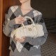 [가격문의][홍콩명품,MIU MIU] 미우미우 25SS 로고 패턴 여성 캐시미어 V넥 니트 스웨터 (그레이), BM22164, JL, 레플리카의류,미러급사이트