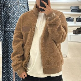 [홍콩명품.LOUIS VUITTON] 루이비통 25SS 로고 모노그램 플리스 자켓 (브라운), BM22411, KB, 레플리카의류,미러급사이트