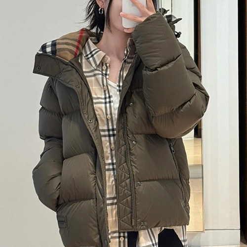 [홍콩명품.Burberry] 버버리 25SS 로고 후드 덕다운 패딩 자켓 (카키), BM22650, KSM, 레플리카의류,미러급사이트
