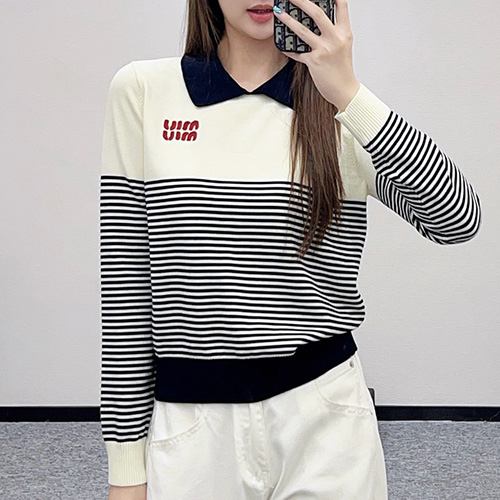[홍콩명품,MIU MIU] 미우미우 25SS 로고 여성 스트라이프 카라 니트 스웨터 (아이보리), BM22695, TBG, 레플리카의류,미러급사이트