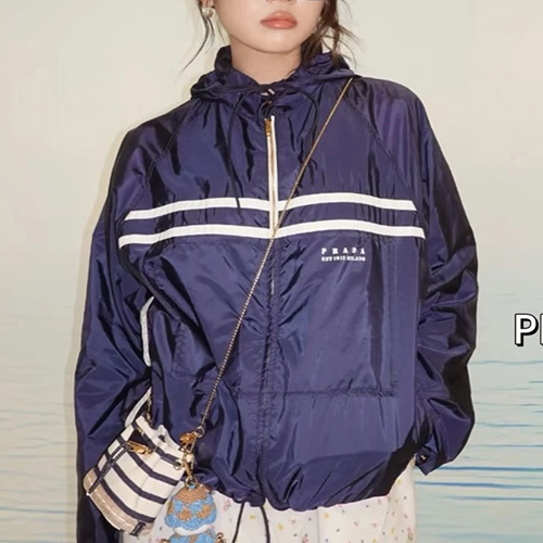 [홍콩명품,PRADA] 프라다 25SS 로고 후드 바람막이 자켓 (네이비), BM22716, JL, 레플리카의류,미러급사이트