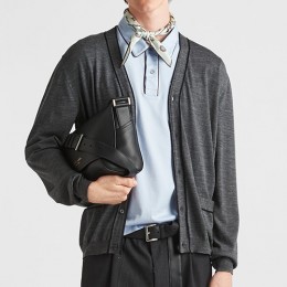 [홍콩명품,PRADA] 프라다 25SS 로고 V넥 니트 가디건 (다크그레이), BM22729, JL, 레플리카의류,미러급사이트