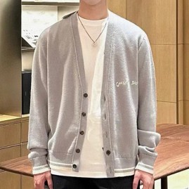 [가격문의][홍콩명품,Christian Dior] 디올 25SS 로고 자수 캐시미어 V넥 니트 가디건 (그레이), BM22769, S1F, 레플리카의류,미러급사이트