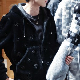 [홍콩명품.LOUIS VUITTON] 루이비통 25SS 로고 모노그램 퍼 후드 집업 자켓 1AHBYL (블랙), BM22829, TOM, 레플리카의류,미러급사이트