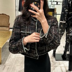 [홍콩명품.CHANEL] 샤넬 25SS 로고 여성 쇼트 트위드 자켓 + 미디 스커트 상하의 세트 (브라운), BM22897, PG, 레플리카의류,미러급사이트