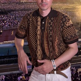 [홍콩명품.LOUIS VUITTON] 루이비통 25SS 로고 패턴 카라 폴로 니트 반팔 티셔츠 (브라운), BM22950, KB, 레플리카의류,미러급사이트
