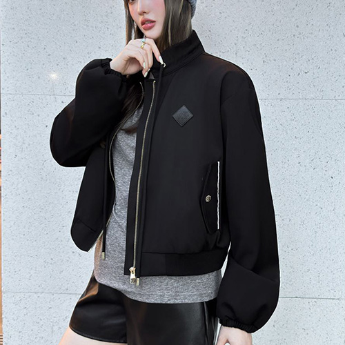 [홍콩명품.LOUIS VUITTON] 루이비통 25SS 로고 여성 터틀넥 봄버 자켓 (2컬러), BM23078, MC, 레플리카의류,미러급사이트