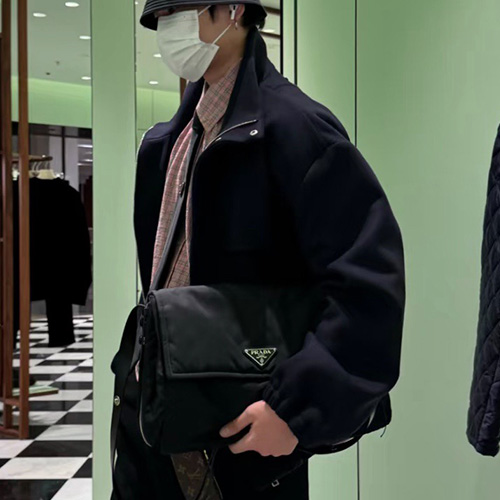 [홍콩명품,PRADA] 프라다 25SS 삼각로고 터틀넥 봄버 울 자켓 (네이비), BM23237, RO 레플리카의류,미러급사이트