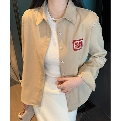 [홍콩명품,MIU MIU] 미우미우 25SS 로고 자수 여성 울 남방 셔츠 (2컬러), BM23260, PG, 레플리카의류,미러급사이트