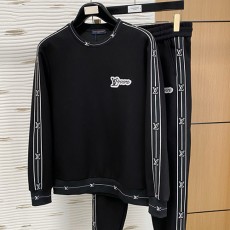 [홍콩명품.LOUIS VUITTON] 루이비통 25SS 로고 자수 맨투맨 티셔츠 + 조거 팬츠 바지 상하의 세트 (블랙), BM23381, G5, 레플리카의류,미러급사이트
