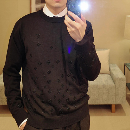 [홍콩명품.LOUIS VUITTON] 루이비통 25SS 로고 모노그램 장식 니트 스웨터 (블랙), BM23413, KB, 레플리카의류,미러급사이트