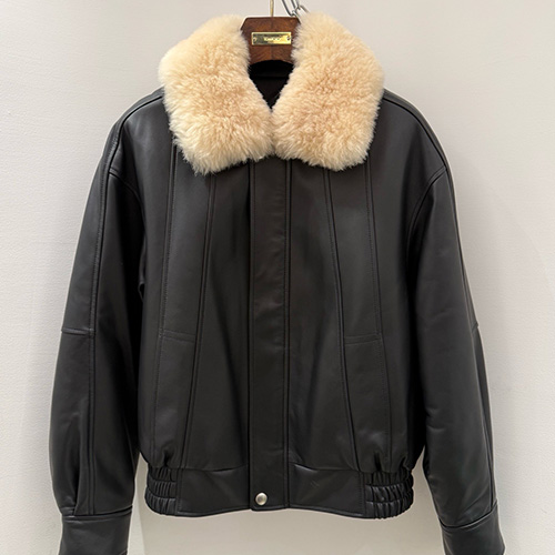 [홍콩명품.BOTTEGA VENETA] 보테가베네타 25SS 로고 퍼카라 레더 가죽 봄버 자켓 (블랙), BM23586, TOM, 레플리카의류,미러급사이트