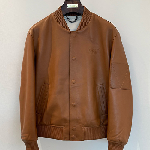 [홍콩명품.LOUIS VUITTON] 루이비통 25SS 로고 레더 가죽 봄버 자켓 (브라운), BM23589, TOM, 레플리카의류,미러급사이트