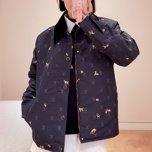 [홍콩명품.LOUIS VUITTON] 루이비통 25SS 로고 BLASON 카라 솜자켓 1AJBFR (네이비), BM23794, 레플리카의류,미러급사이트
