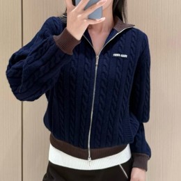 [홍콩명품,MIU MIU] 미우미우 25SS 로고 여성 하이넥 캐시미어 니트 가디건 집업 자켓 (네이비), BM23880, JL, 레플리카의류,미러급사이트