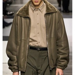 [홍콩명품,FENDI] 펜디 25SS 로고 터틀넥 시어링 레더 가죽 봄버 자켓 (브라운), BM23884, TOM, 레플리카의류,미러급사이트