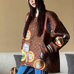 [홍콩명품.LOUIS VUITTON] 루이비통 25SS 로고 여성 모노그램 오버핏 솜자켓 (브라운), BM23901, MC, 레플리카의류,미러급사이트