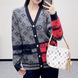 [홍콩명품.LOUIS VUITTON] 루이비통 25SS 로고 여성 모노그램 모헤어 V넥 니트 가디건 (그레이-레드), BM24095, TBG, 레플리카의류,미러급사이트
