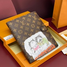 [가격문의][홍콩명품.LOUIS VUITTON] 루이비통 25SS 로고 모노그램 Grace Coddington 북 지갑 홀더 GI1395 (브라운), BGM5503, BDA, 명품지갑,홍콩명품,사이트,명품쇼핑몰